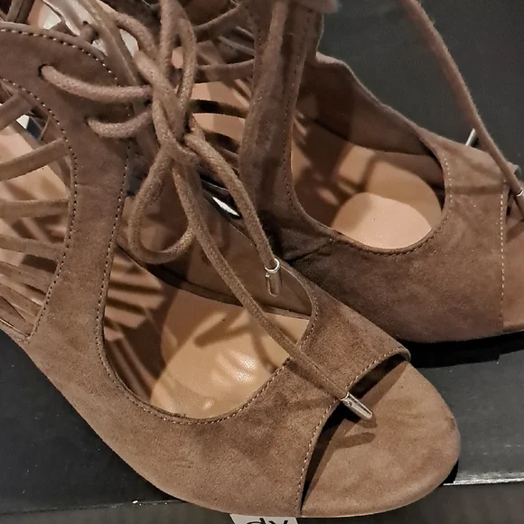 DV by Dolce Vita Lace-Up Suede Brown Heels Size 8 - Picture 10 of 12